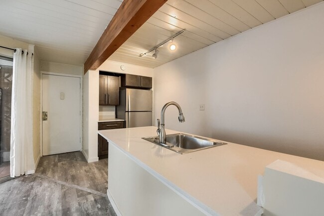 Building Photo - 2 Bedroom condo in Denver