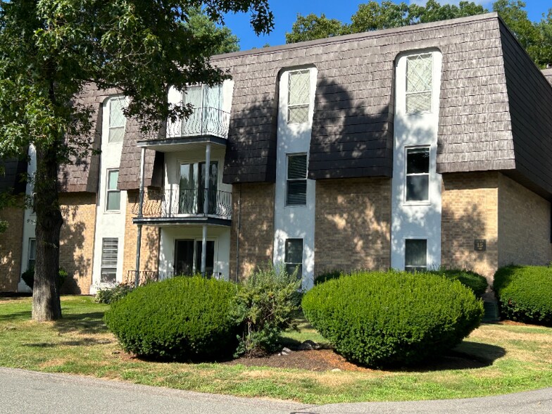 Building Photo - 15 Shadowbrook Ln