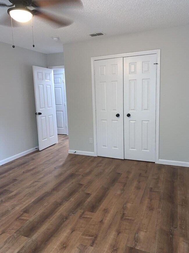 Building Photo - 120 Plumthicket Way