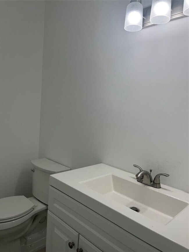 Building Photo - 2877 SE 1st Ct