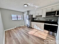 Building Photo - 837 River St