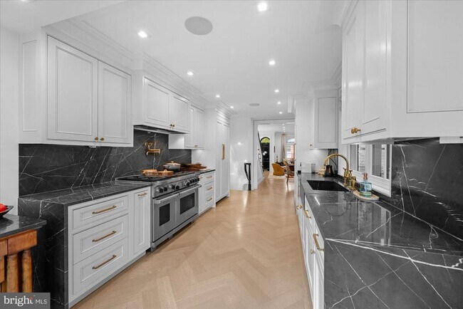 Building Photo - 1524 Swann St NW