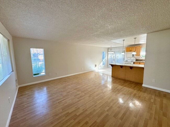 Building Photo - 4009-4009 SE 33rd Pl