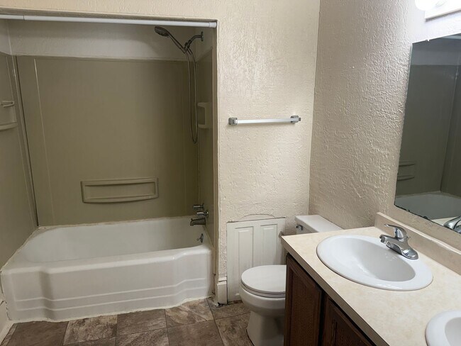 Building Photo - 337 W 6th St