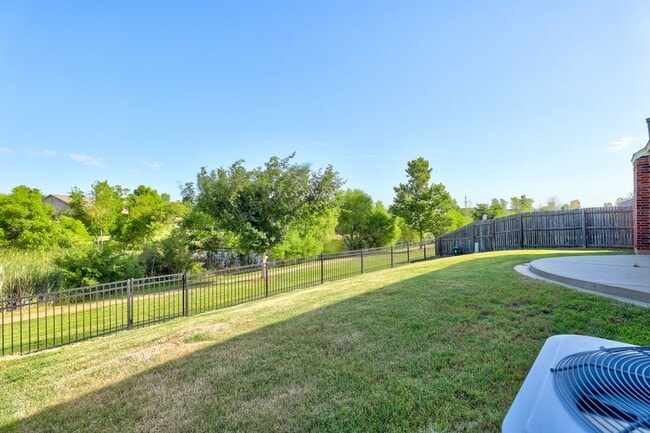 Building Photo - Desirable Home In Valencia Park!