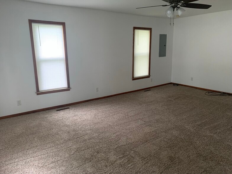 Living room - 901 N Walnut St