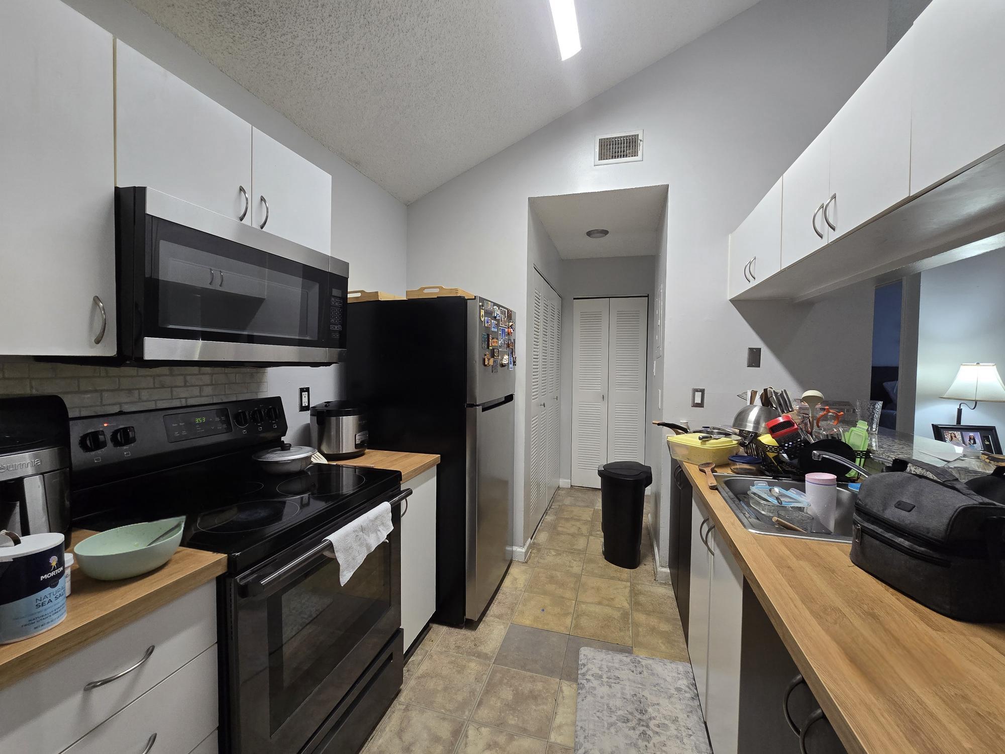 Building Photo - 10420 SW 158th Ct