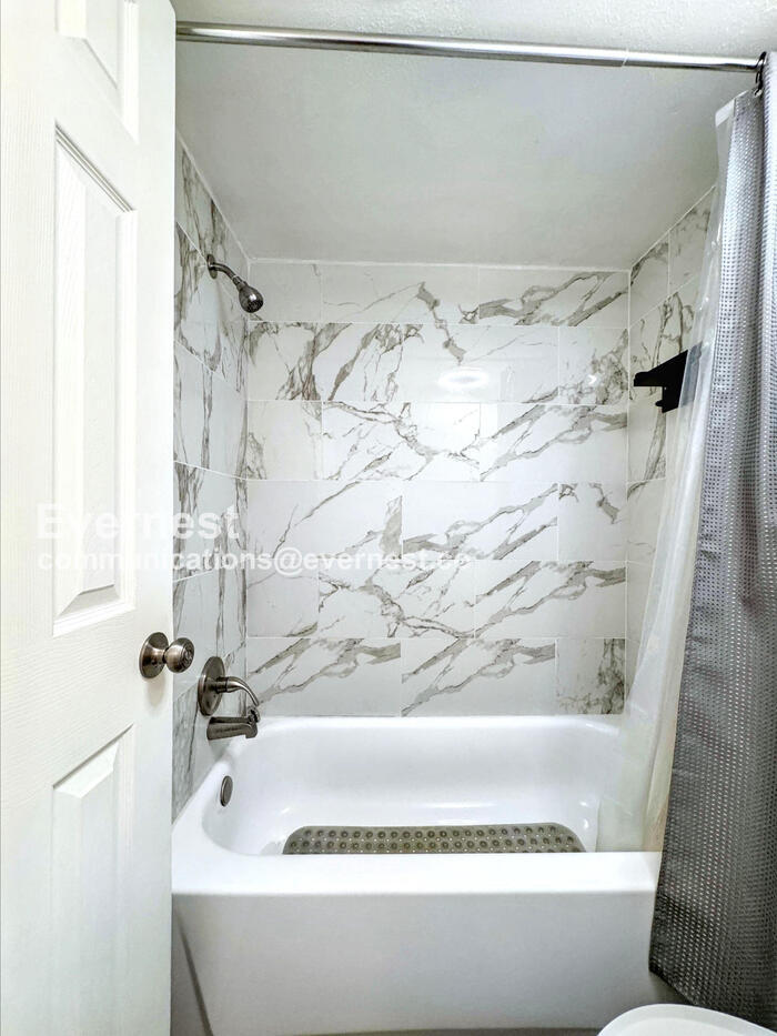 Building Photo - 5300 E Cherry Creek S Dr