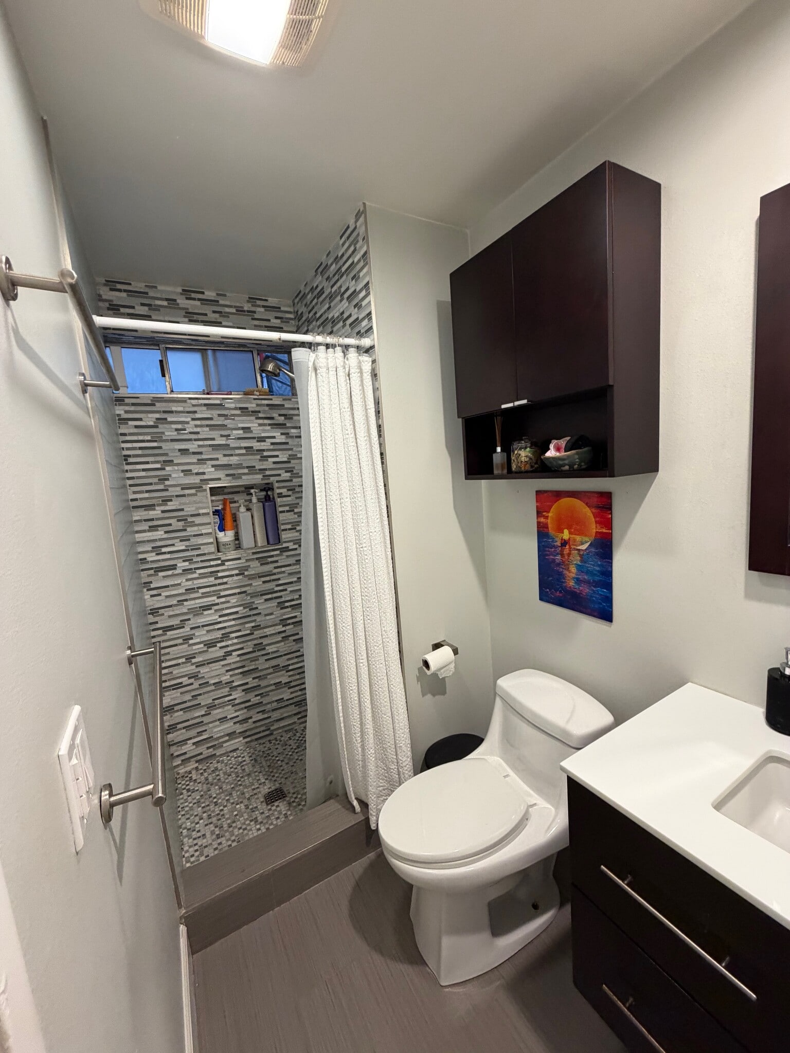 Bath 2 - 209 38th Pl