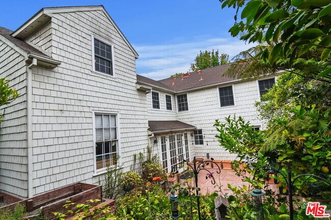 Building Photo - 662 Loring Ave