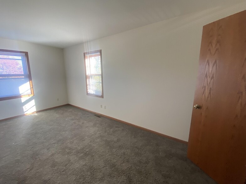 Building Photo - 903 Clarmar Dr