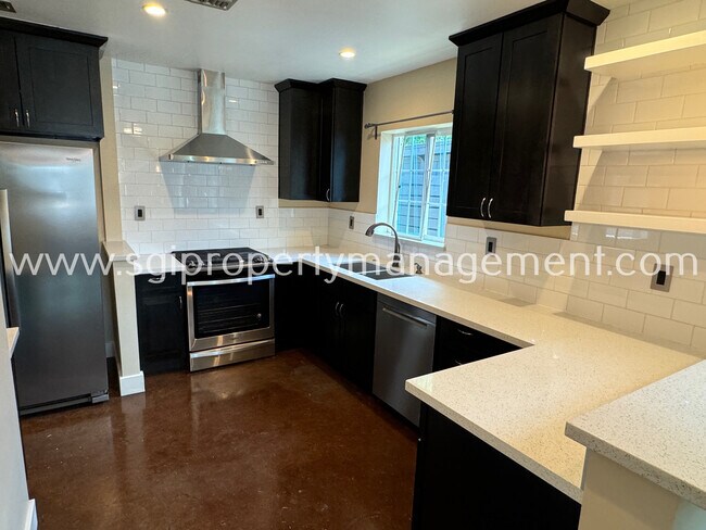 Building Photo - 2723 N Greenfield Rd