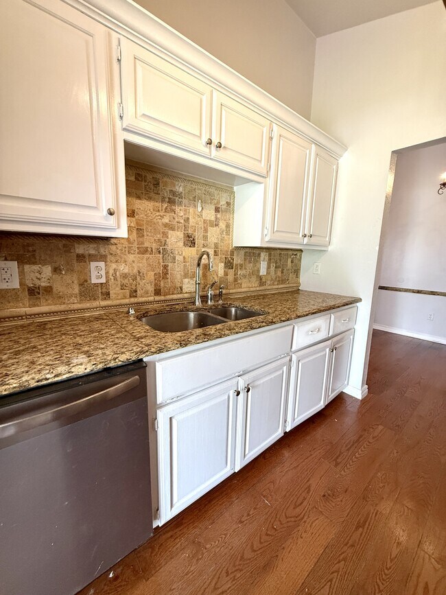 Building Photo - 427 N Rockford Pl