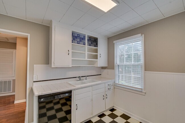 Building Photo - 1019 1/2 Bedford Dr