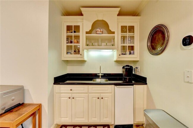 Building Photo - 6745 Laurel Oak Dr