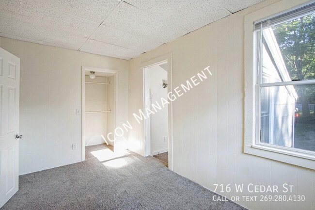 Building Photo - 716 W Cedar St