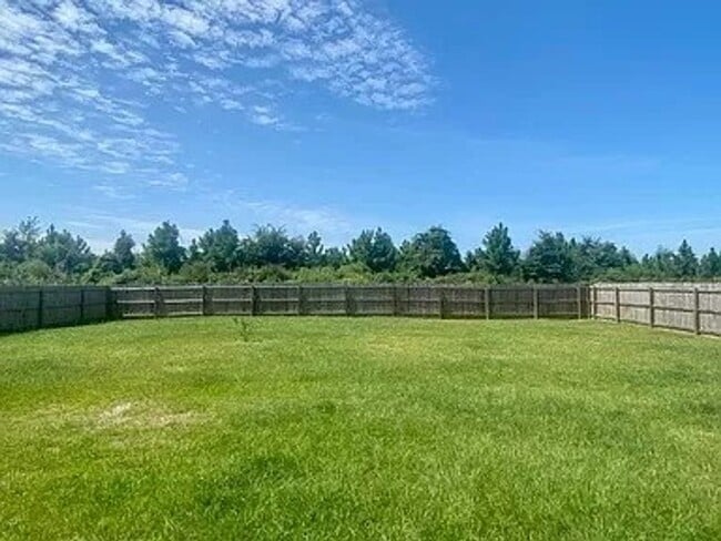 Building Photo - Spacious & Inviting 3-Bedroom Home with Fe...