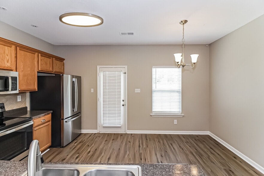 Building Photo - 9864 White Poplar Dr