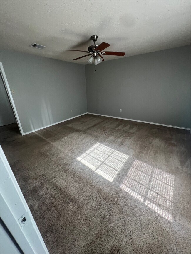 Building Photo - 1325 Northbrook Dr