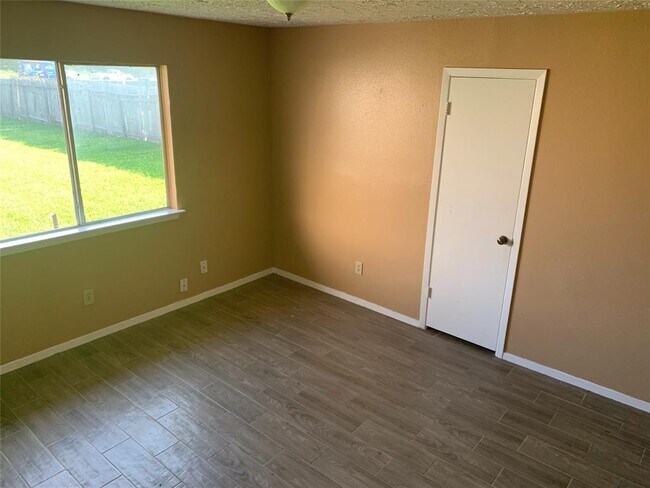 Building Photo - 5411 Regal Ridge Ln