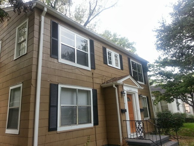 Building Photo - 327 Decelle St