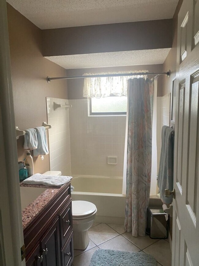 Building Photo - 2 bedroom 2 bathroom home with a screened ...