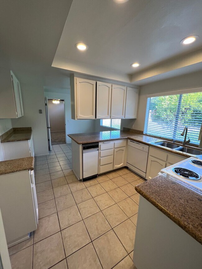 Building Photo - Lovely 2 Story 4 Bedroom 2 1/2 Bath in San Carlos!!