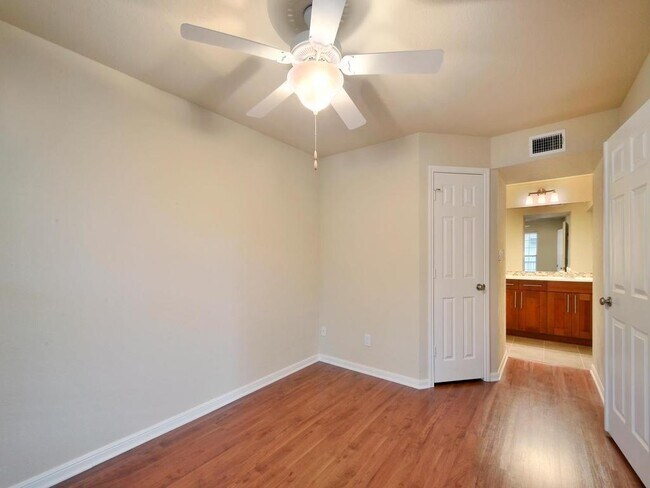 Building Photo - 7685 Northcross Dr