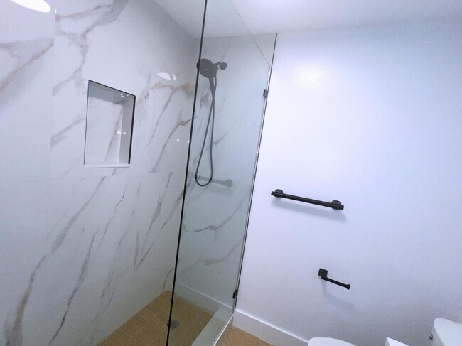 Building Photo - 1260 Manor Dr