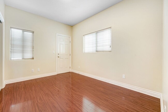 Building Photo - Spacious 3 Bedroom 2.5 Bath Available Now!