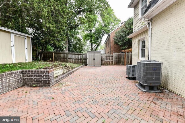 Building Photo - 6014 Fort Hunt Rd