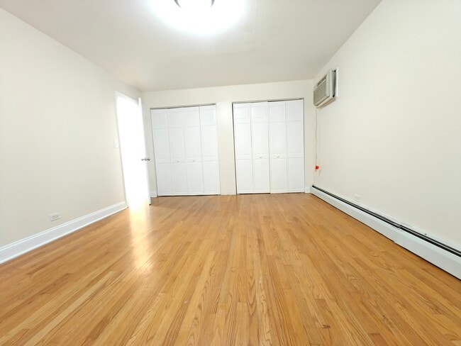 Building Photo - 7555 N Oakley Ave