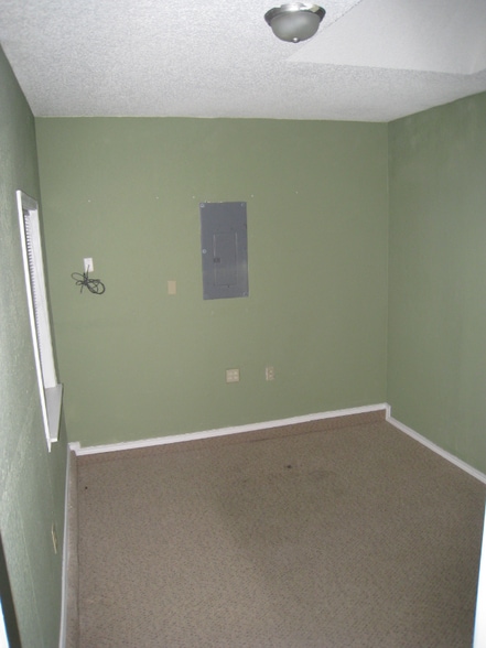 Building Photo - 1112 W 4th St