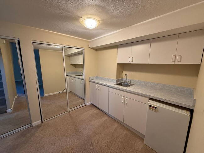 Building Photo - 2466 Montavista Pl W