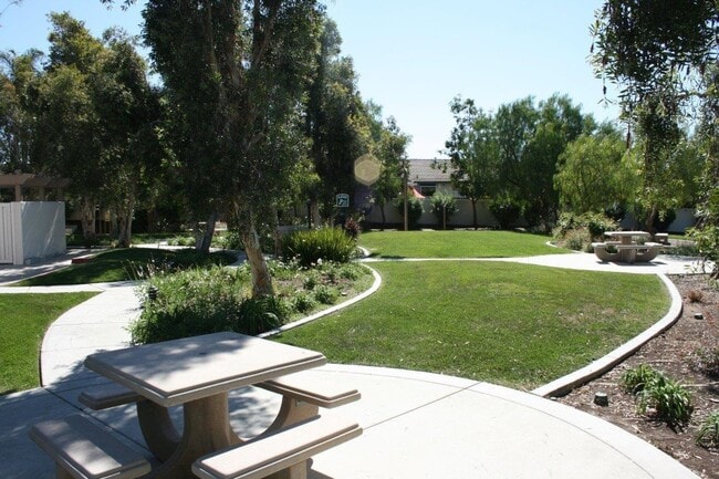Building Photo - Highly Sought-After 3 Bed / 2.5 Bath Ranch...