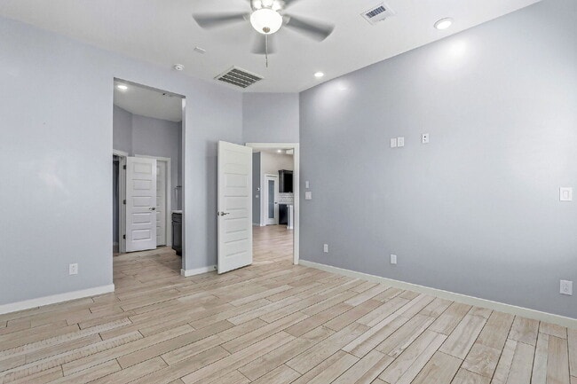 Building Photo - 13110 Emerald Isle St