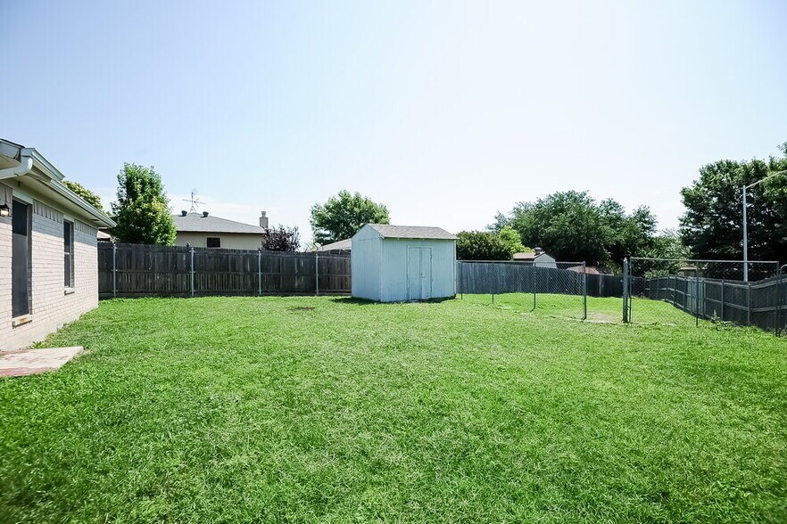 Building Photo - 10224 Maverick Dr