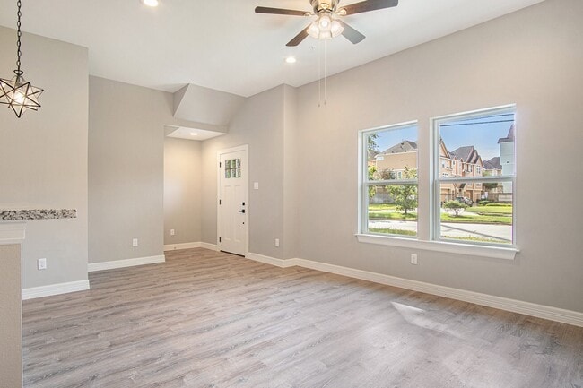 Building Photo - 5262 Ella Blvd