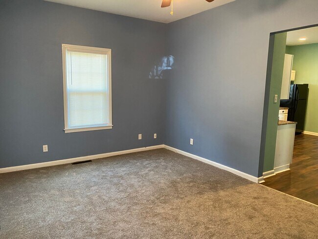 Building Photo - Cozy 2 Bed/2 Bath 1 Story Bungalow - Large...