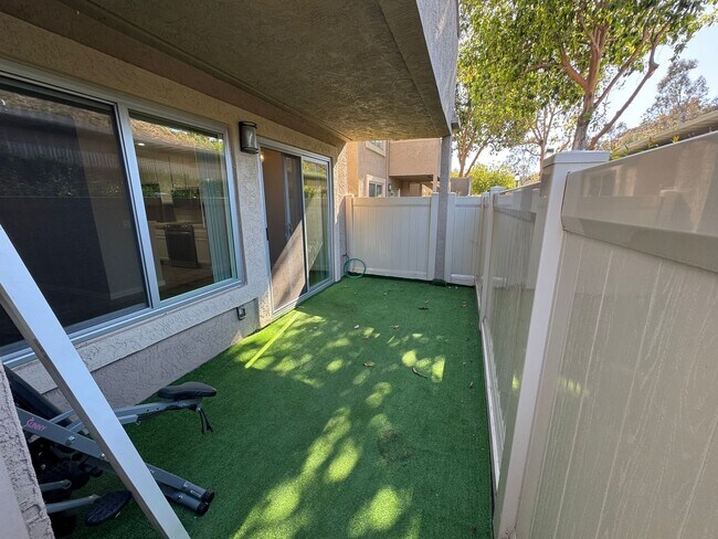 Building Photo - 2Bed - 2Bath ground level