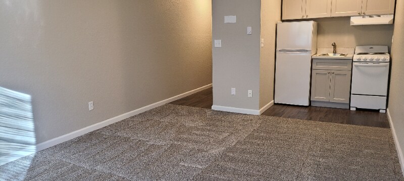 Building Photo - 1625 Kent Des Moines Rd