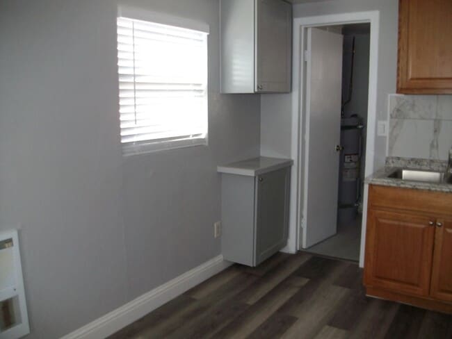Building Photo - Studio centrally located in Sparks