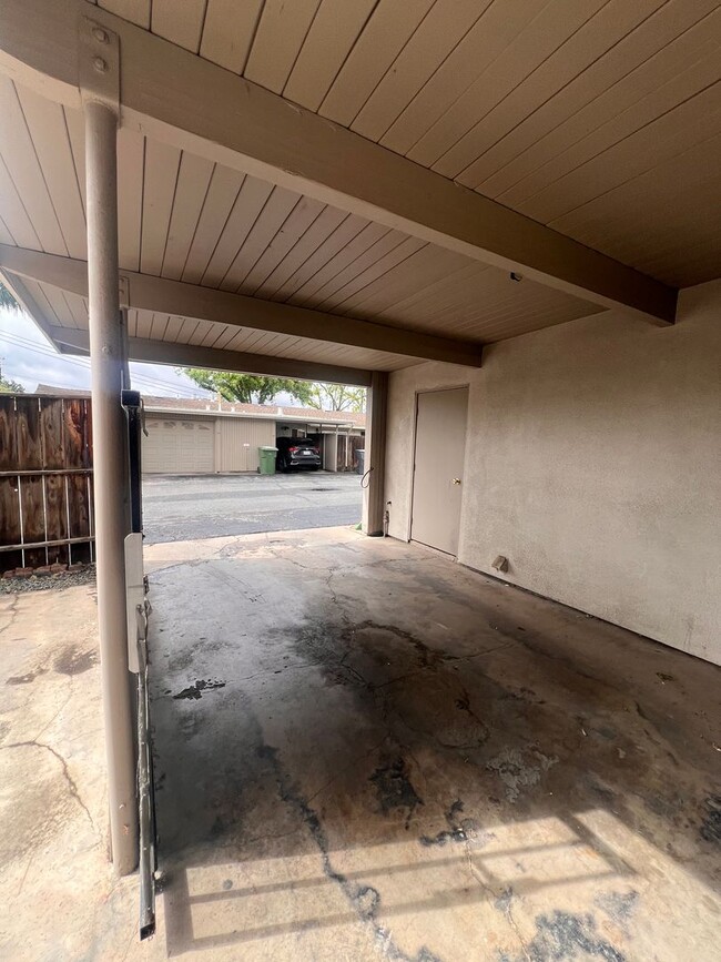 Building Photo - Super cute 2 bedroom condo