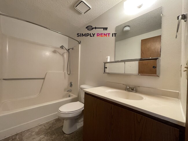 Building Photo - Huge 3 Bedroom Duplex in Ames, Aug 1st