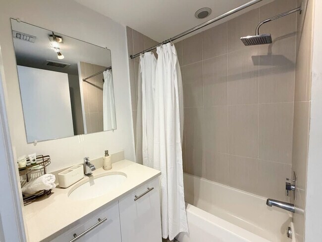 Building Photo - 3250 NE 1st Ave