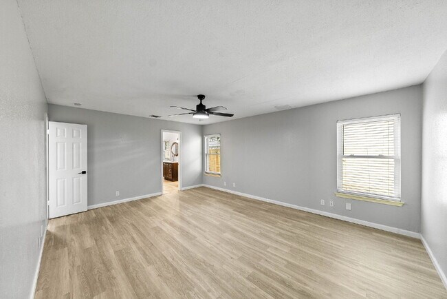 Building Photo - Spacious 4-Bedroom Rental in Autumn Ridge ...