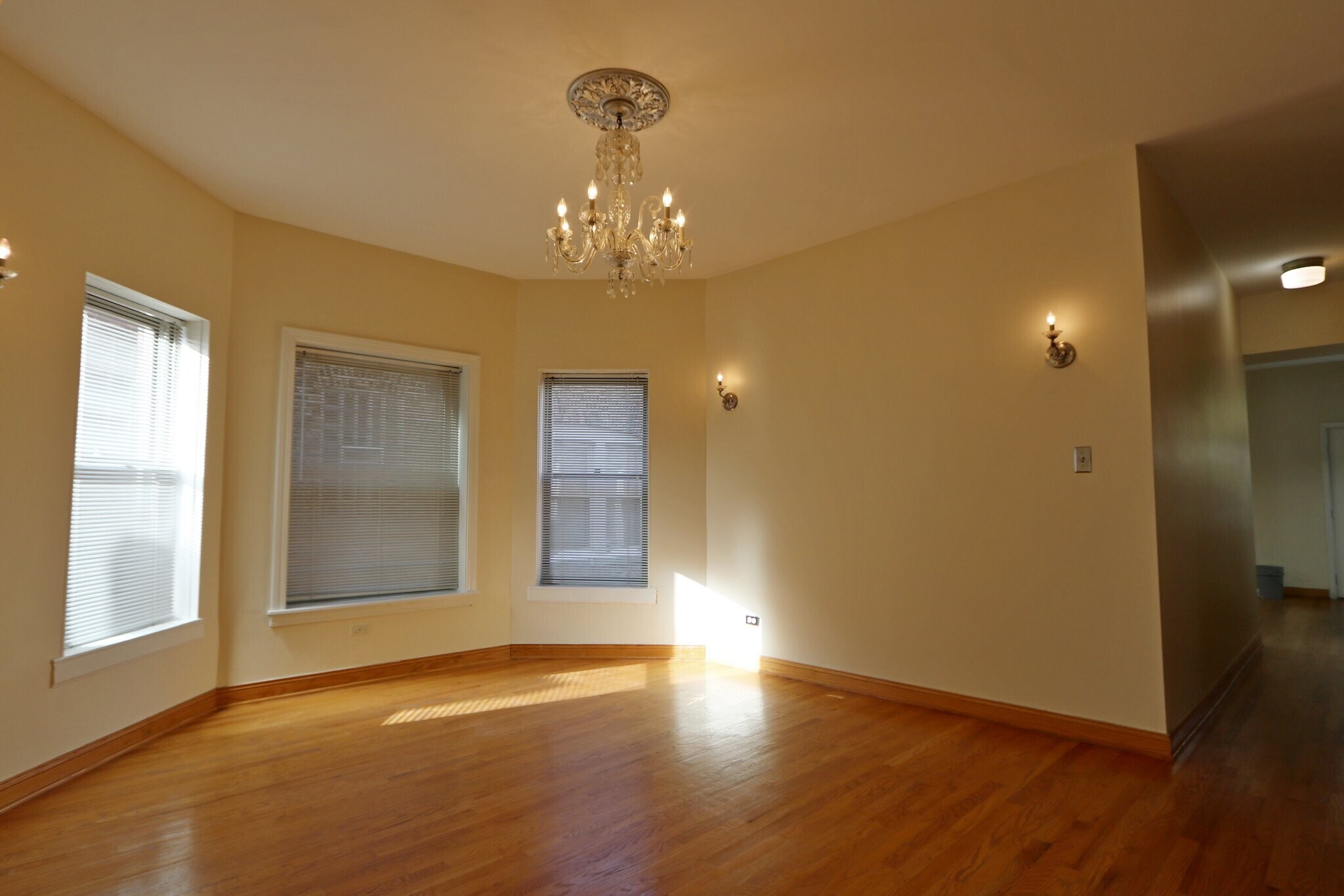 Building Photo - 918 W Buena Ave