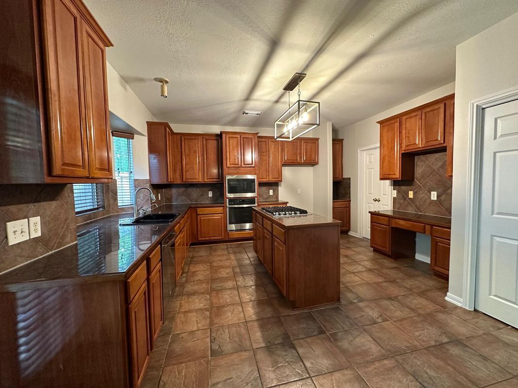 Building Photo - 9210 Memorial Grove Dr