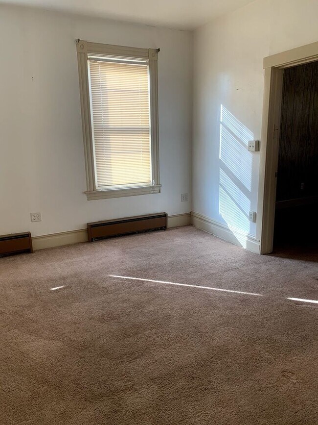 Building Photo - 2/1 Apartment in Highland Park - Available Now!