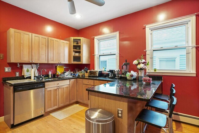 Building Photo - Great Mission Hill 4 bed